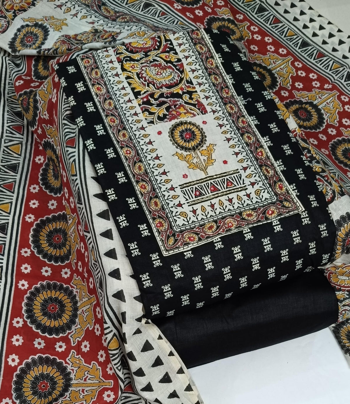 DRAVINAM Trends Women's Cambric Cotton Dress Material | Unstitch Kalamkari Printed Suit Set with Cotton Dupatta