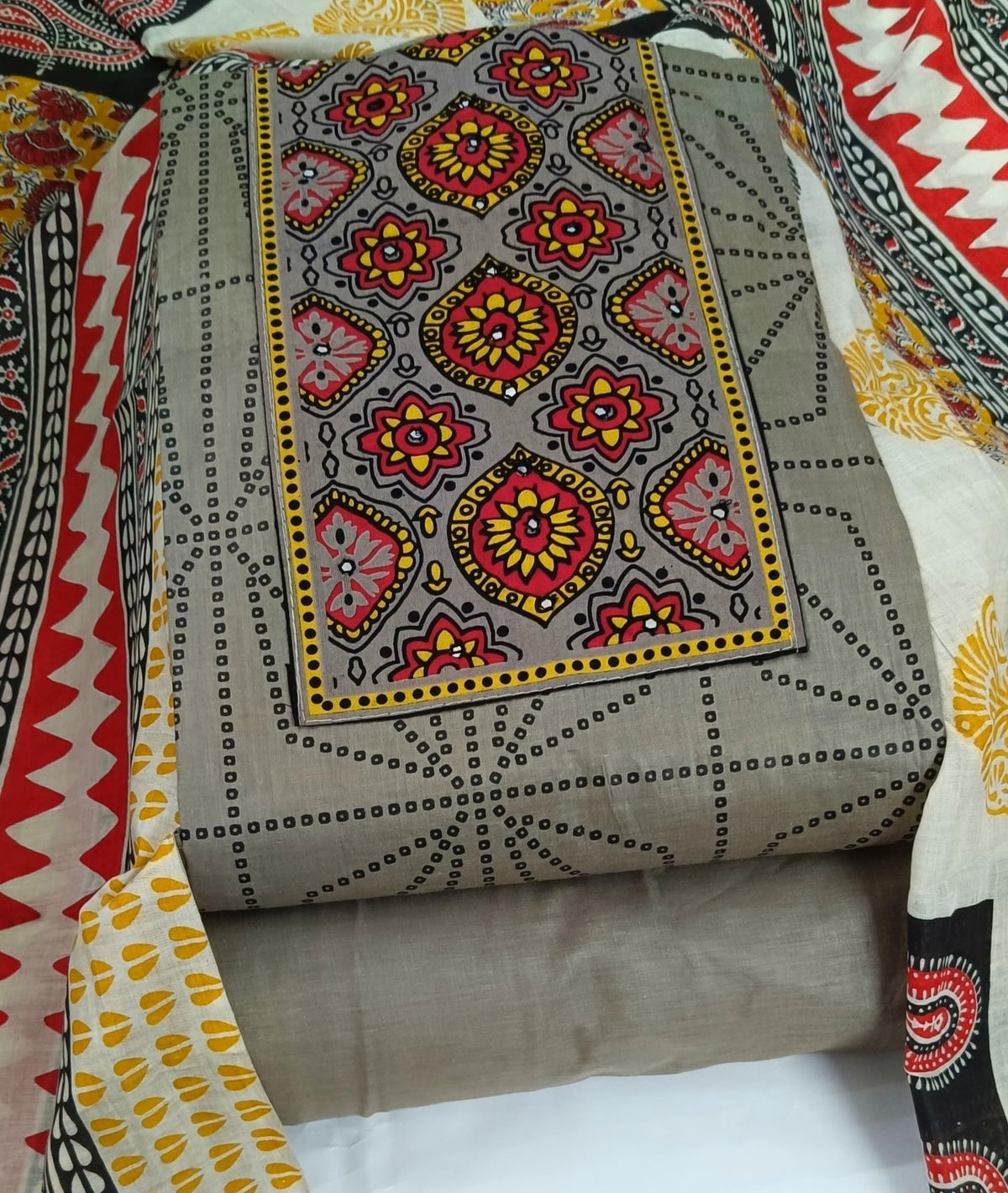 DRAVINAM Trends Women's Cambric Cotton Dress Material | Unstitch Kalamkari Printed Suit Set with Cotton Dupatta