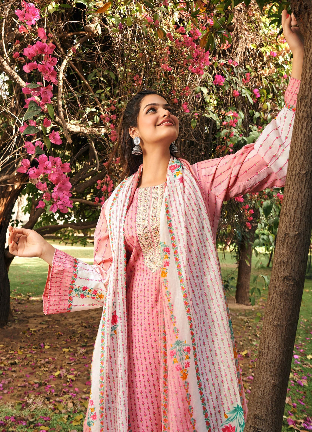 DRAVINAM Trends Unstitched Pure Lawn Camric Digital Print Neck and Daman Heavy Cutwork Embroidery Ladies Salwar suit Material with Lawn Cotton dupatta
