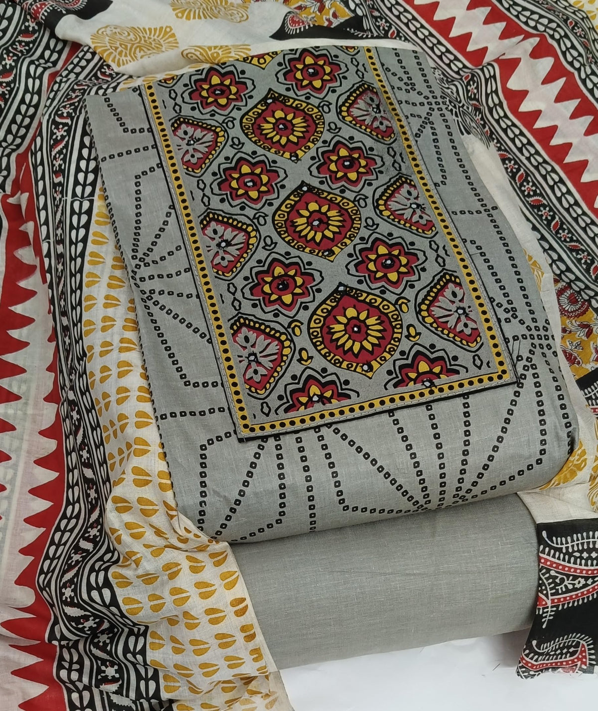 DRAVINAM Trends Women's Cambric Cotton Dress Material | Unstitch Kalamkari Printed Suit Set with Cotton Dupatta