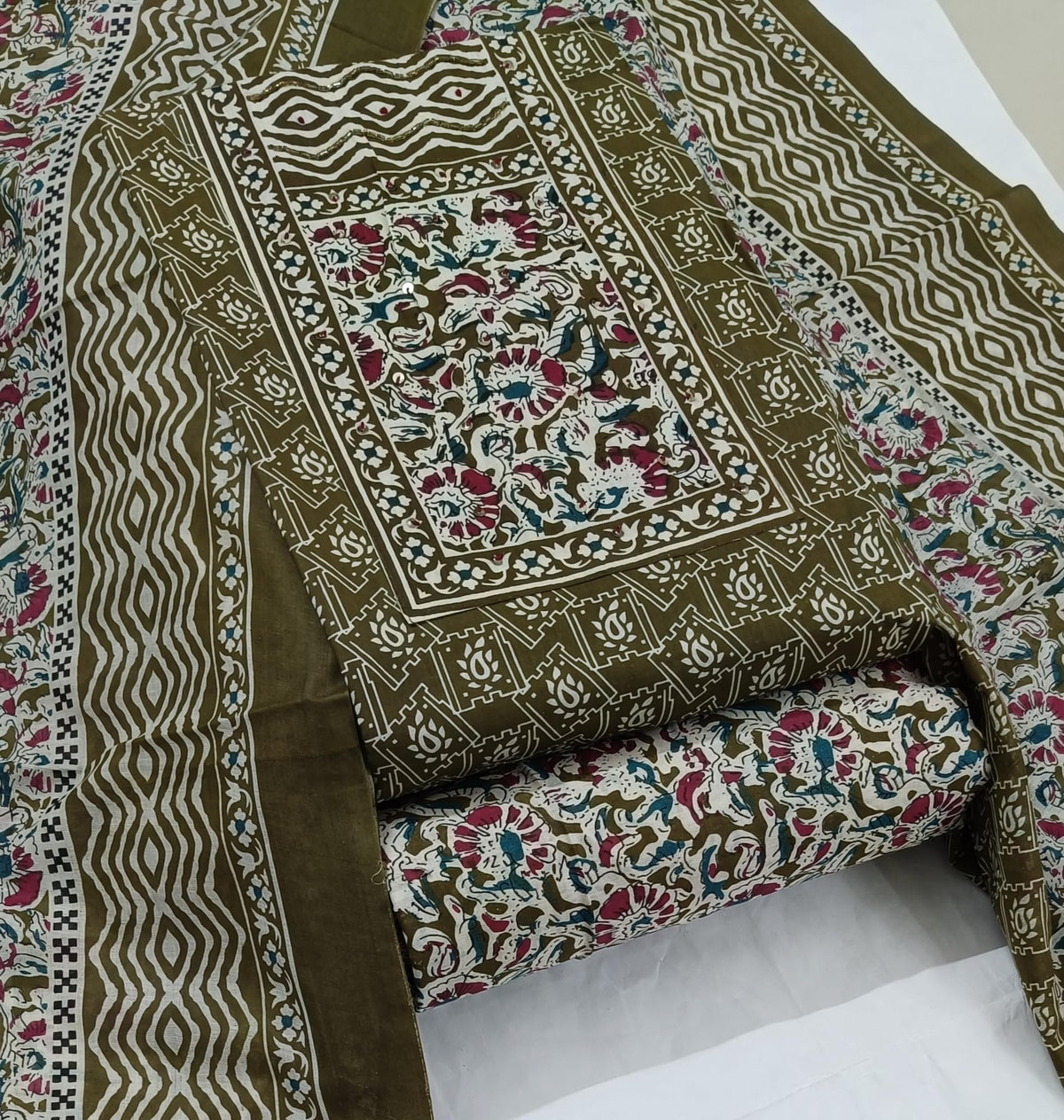 DRAVINAM Trends Women's Cambric Cotton Dress Material | Unstitch Kalamkari Printed Suit Set with Cotton Dupatta
